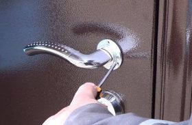 Замена дверной ручки металлической двери в Кызыле